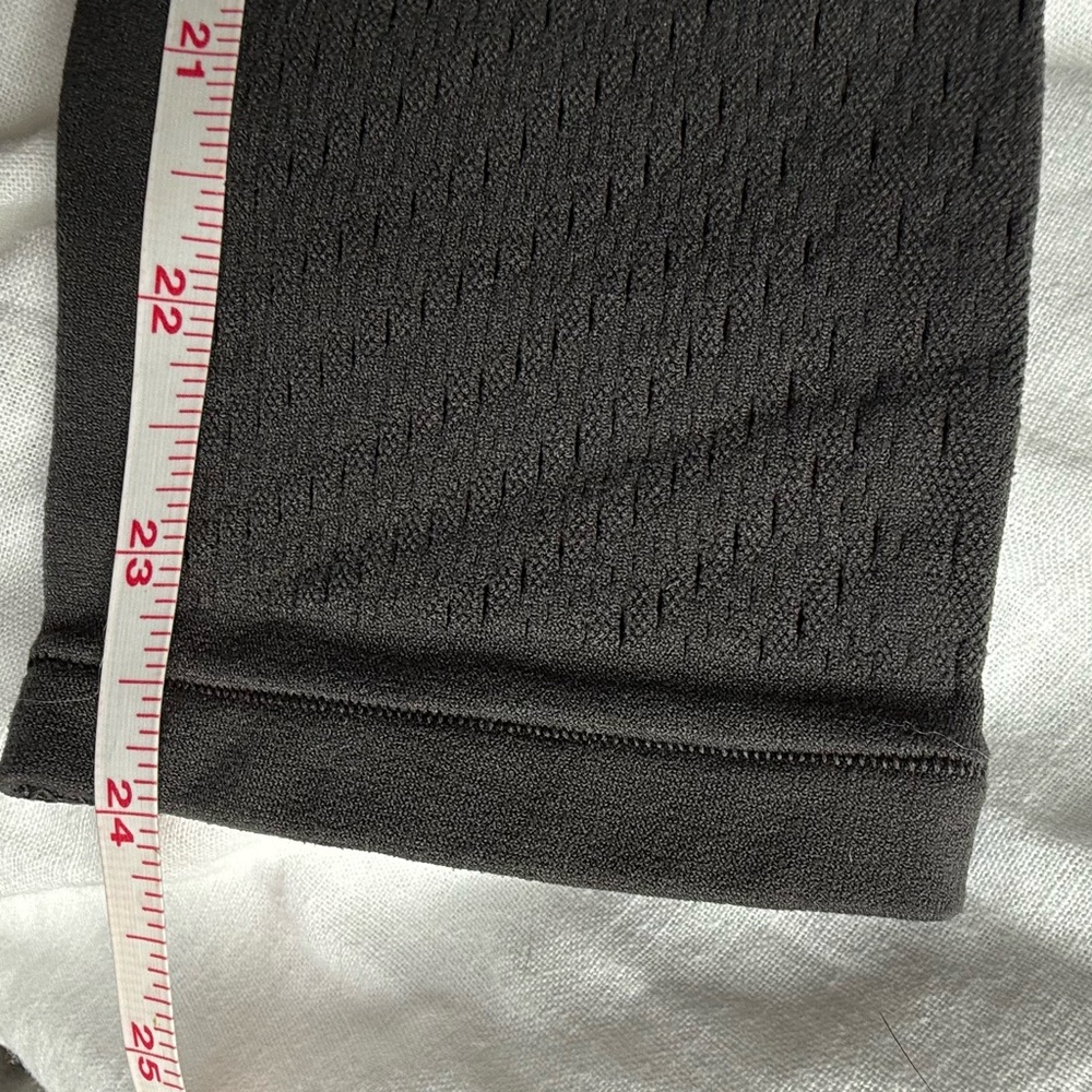 Lululemon Charcoal Grey Leggings, Sz 6, 24” inseam - Picture 6 of 6